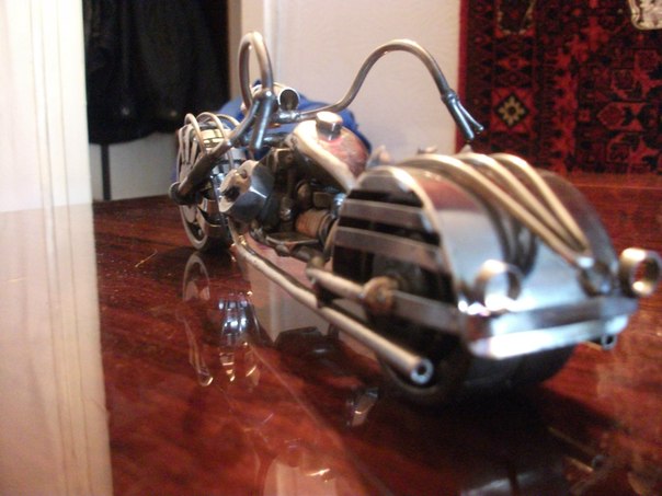 Модель мотоцикла из обрезков металла.Model motorcycle made of metal